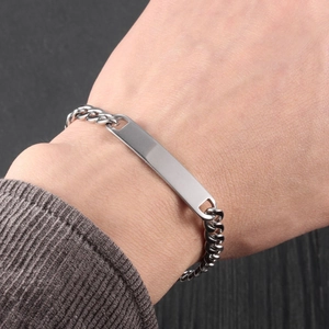 Vue macro d'un bracelet barrette en acier inoxydable poli avec maillons gourmette
