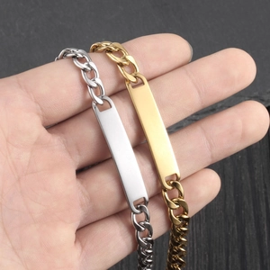 Gros plan de bracelets d'identité en acier inoxydable argent et or avec maille gourmette