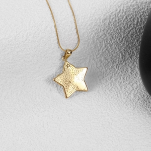 Collier avec pendentif étoile et chaîne serpent dorée à texture gaufrée élégante