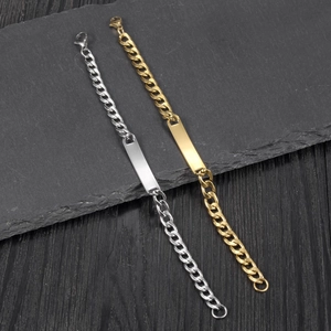 Détail des bracelets d'identité en acier inoxydable argenté et doré avec plaques à graver