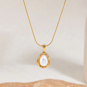 Collier chaîne serpent dorée vintage avec pendentif perle goutte d'eau sur pierre naturelle