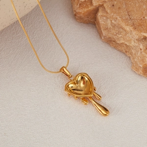 Vue détaillée d'un collier cœur doré effet lave fusionnée avec chaîne serpent chic
