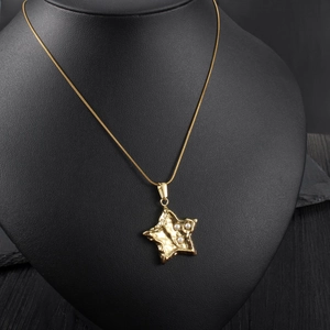 Collier avec pendentif étoile, perles nacrées et finition dorée sur buste d'exposition