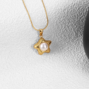 Collier pendentif étoile de mer dorée avec perle blanche pour femme style océan