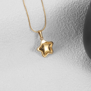 Collier avec pendentif étoile de mer en acier inoxydable doré à texture mate élégante