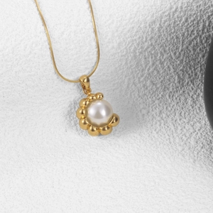 Collier minimaliste en perles plaqué or 18 carats avec pendentif en C et chaîne serpent
