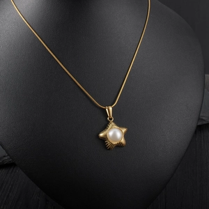 Collier étoile de mer doré avec perle sur mannequin noir pour un style de mode balnéaire