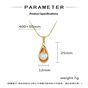 Vue détaillée du pendentif perle en goutte avec dimensions et longueur de chaîne réglable