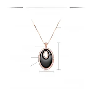 Détails du pendentif ovale en or rose avec céramique noire et zircons blancs