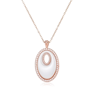 Détail du pendentif ovale en or rose avec pavé de zircons et incrustation blanche sur chaîne