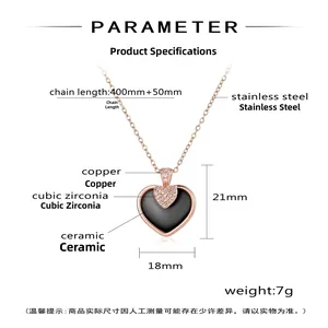 Détails du collier pendentif cœur en céramique noire et sa chaîne en acier