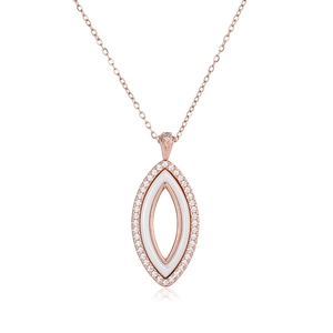 Détail du pendentif en or rose avec incrustation céramique blanche et bordure en zircons