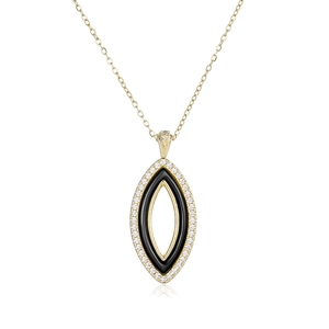 Détail du collier à pendentif marquise doré avec émail noir et pavé de cristaux brillants