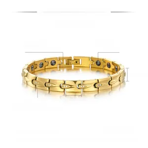 Détail macro du bracelet magnétique doré avec pierres d'hématite et zircons cubiques