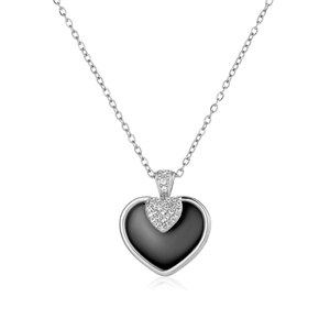 Détail du collier en argent avec double pendentif cœur en émail noir et oxydes de zirconium