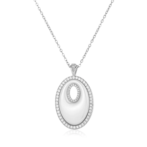 Vue détaillée du collier pendentif ovale avec pierres de zircon et incrustation nacre