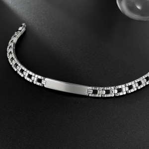 Détail du bracelet à maillons en acier inoxydable avec plaque courbée polie à graver