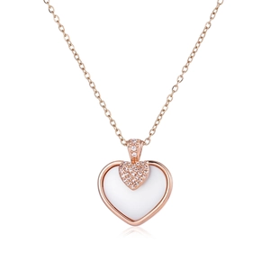 Détail du pendentif en forme de cœur en or rose avec céramique blanche et cristaux brillants