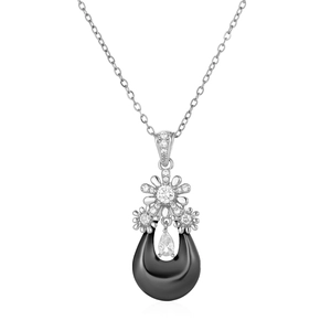 Détail du pendentif en céramique noire avec incrustation florale et zircon en forme de poire