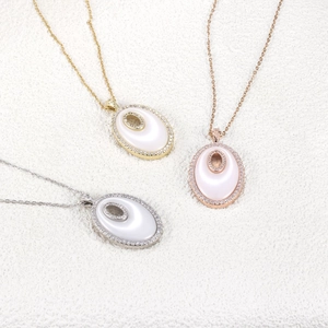 Collier pendentif ovale élégant en or, or rose et argent avec zircon et incrustation de nacre
