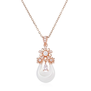 Détail du pendentif en céramique goutte d'eau avec zircons et collier en or rose