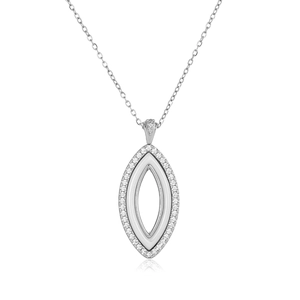 Détail macro du collier pendentif œil marquise en argent avec oxydes de zirconium