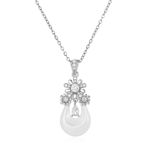 Détail du collier pendentif floral argenté serti de zircons cubiques étincelants