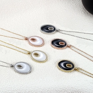 Collier avec pendentif ovale minimaliste orné de zircons et incrustations bicolores