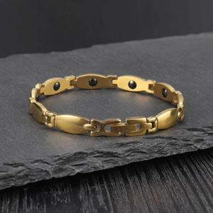 Poliertes goldfarbenes Magnetarmband aus Edelstahl mit schwarzen Magnetsteinen