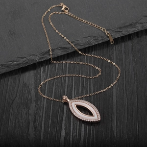 Vue détaillée du pendentif marquise en or rose avec céramique blanche et pavé de cristaux