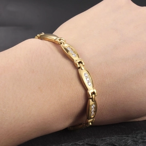 Eleganteres vergoldetes Magnetarmband mit funkelnden Zirkonsteinen am Handgelenk