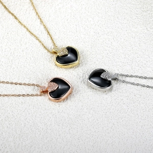 Trois colliers cœur en céramique minimalistes en finitions or, or rose et argent poli