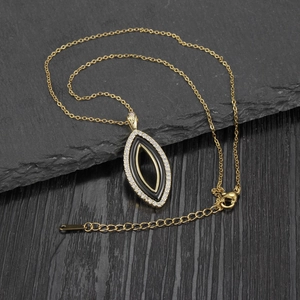Collier marquise doré minimaliste avec pavé de zircons et incrustation en émail noir