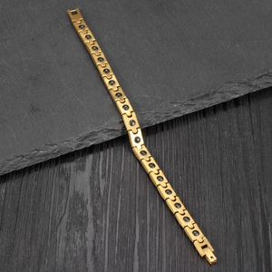 Détail du bracelet magnétique doré à maillons en H avec fermoir pliable et aimants