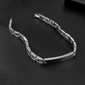 Bracelet pour hommes en acier inoxydable avec plaque en métal brossé sur fond noir mat