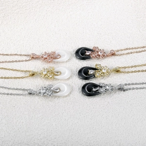 Collier avec pendentif goutte en céramique, accents floraux en zircon et chaîne