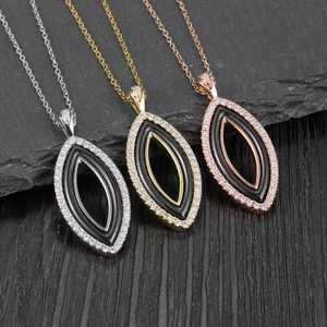 Collier pendentif œil serti de diamants en argent or et or rose sur pierre