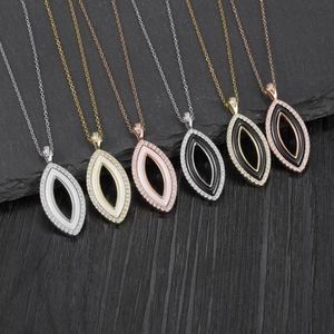 Détail de six colliers en céramique en forme d'œil avec pavage de zircons et finitions variés