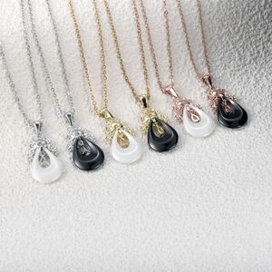 Gros plan de pendentifs en céramique en forme de larme avec des détails floraux en six couleurs