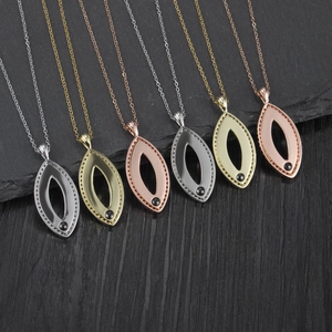 Gros plan détaillé de six pendentifs en feuille métallique aux tons or et argent variés