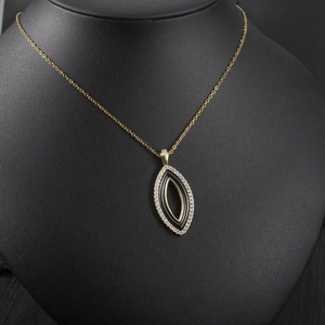 Détail du collier pendentif marquise doré avec émail noir et zircons étincelants