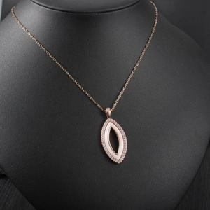 Détail du pendentif marquise en or rose avec céramique blanche et zircons brillants