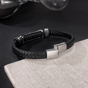 Détail macro du bracelet en cuir tressé pour homme avec fermoir magnétique en acier poli