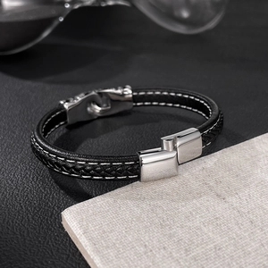 Bracelet pour homme en cuir tressé noir avec surpiqûres et fermoir en acier inoxydable