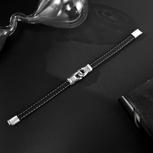 Bracelet pour hommes en cuir tressé noir avec détails en acier inoxydable sur fond texturé
