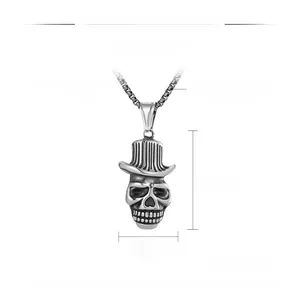 Détails du pendentif tête de mort avec chapeau, chaîne 550mm et dimensions sur blanc