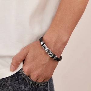 Vue détaillée d'un bracelet en cuir tressé noir pour homme avec tête de lion en argent