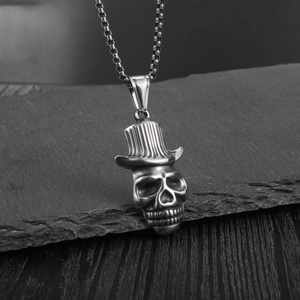 Pendentif crâne hip-hop avec chapeau haut de forme en argent vieilli sur fond de pierre