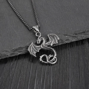 Collier avec pendentif dragon ailé vintage en métal gris foncé sur pierre