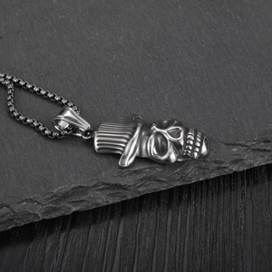 Vue détaillée d'un pendentif tête de mort vintage avec chapeau haut de forme en acier